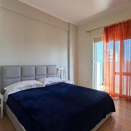 20 Bs New Bazaar * ティラナ