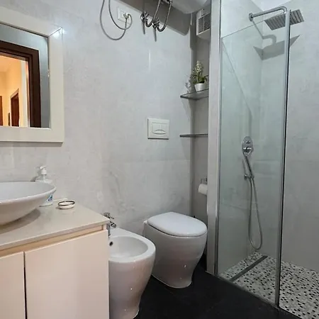 Apartment 20 Bs New Bazaar *